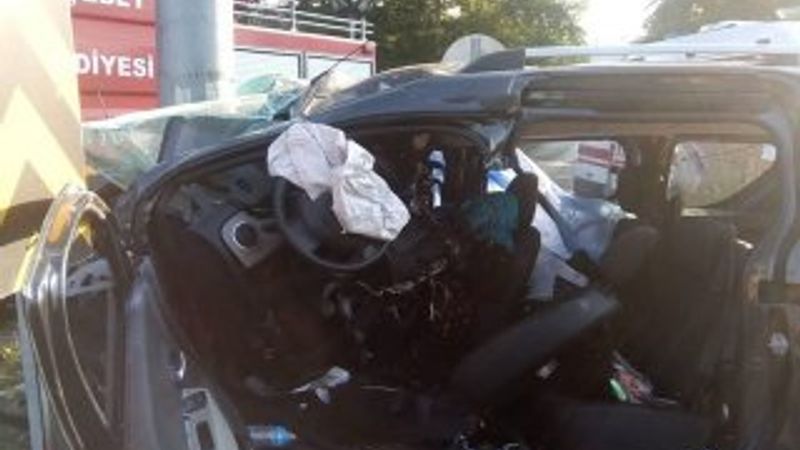 Zonguldak'ta kontrolden çıkan araç direğe çarptı: 2 ölü