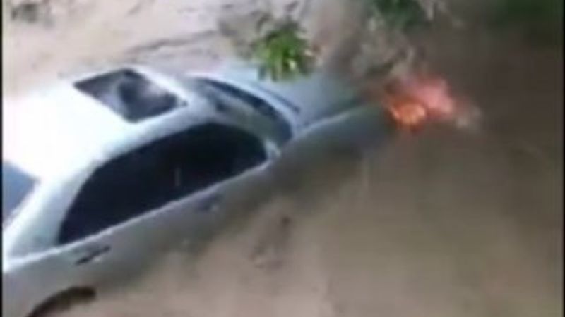 Düzce'de lüks aracı sele kapılan adamın feryadı