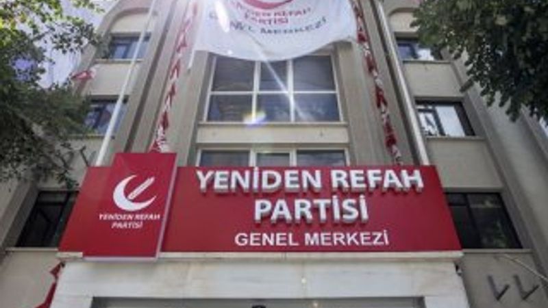 Yeniden Refah Partisi tabelasını astı