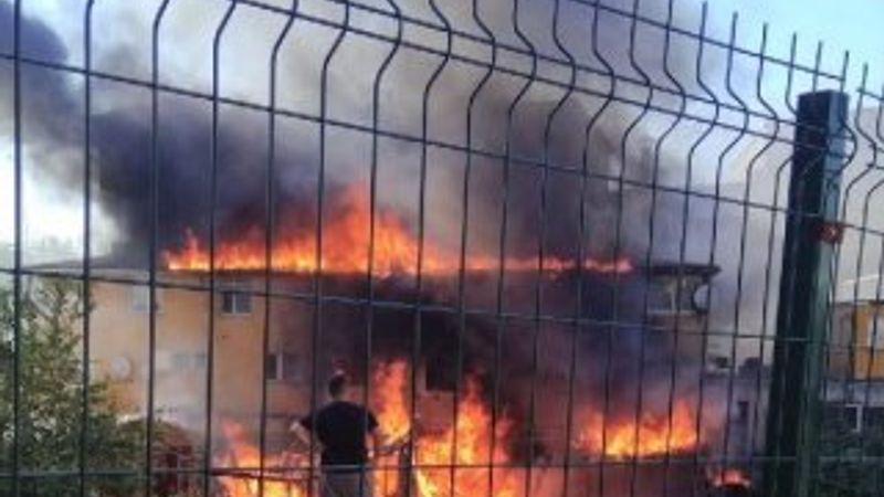 Pendik'te kömürlükte çıkan yangın binalara sıçradı
