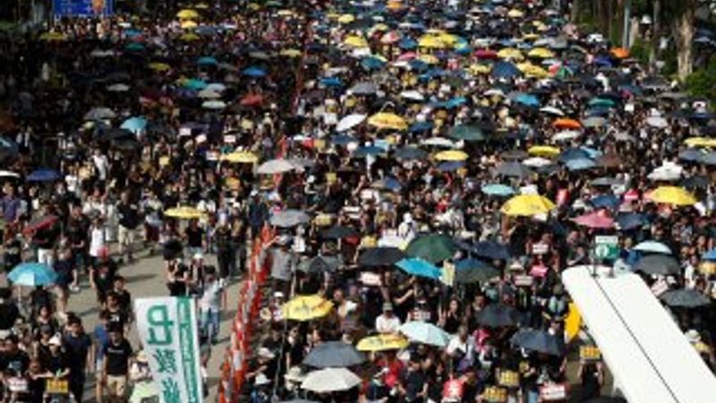 Hong Konglular bir kez daha sokaklarda