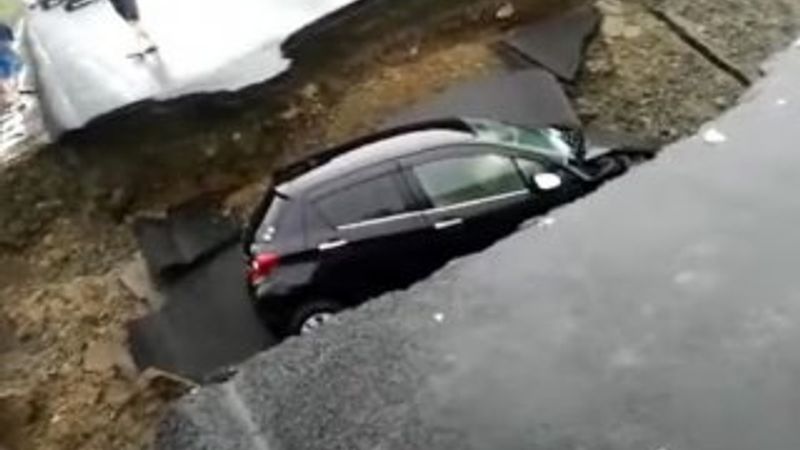 Rusya'da otomobil çöken yola düştü