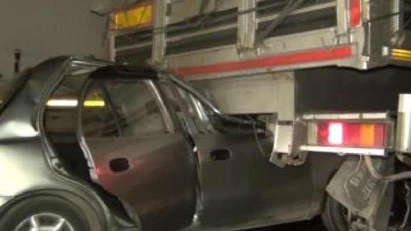 Kırıkkale'de otomobil tıra çarptı