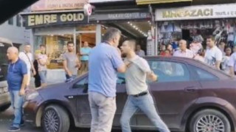 Fatih'te taksici yolcuya bıçakla saldırdı