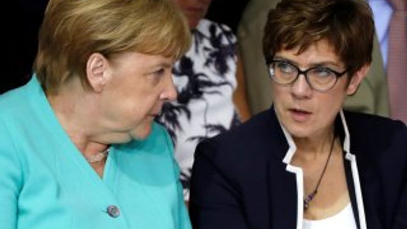 Almanya yeni Savunma Bakanı yemin etti