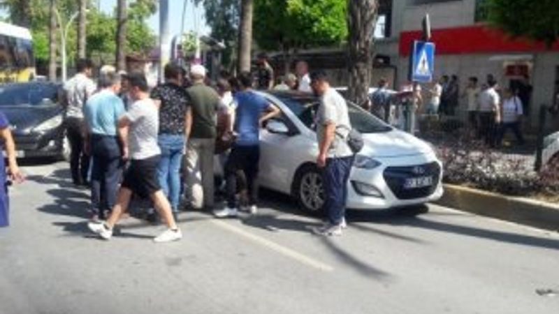 Antalya’da yaya geçidinde kaza: 2 yaralı