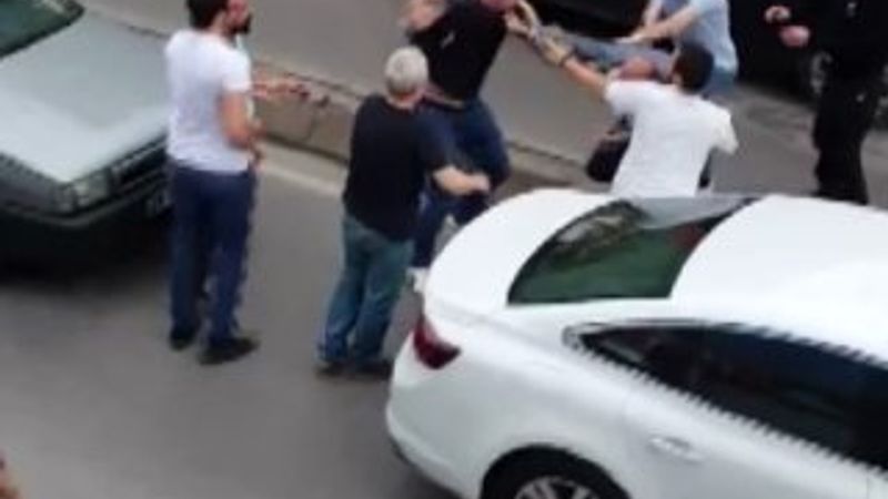 Trafikte yol verme kavgasına kadın ayarı: Medeni olun