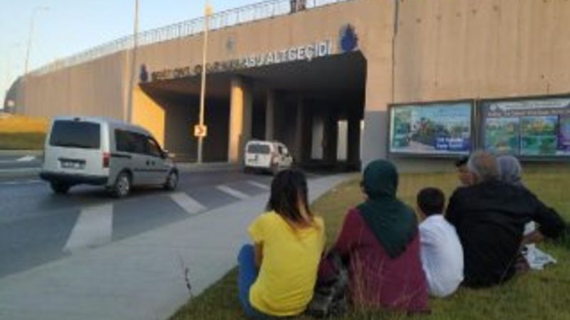 Şehit oğlunun ismini görünce gözyaşlarını tutamadı