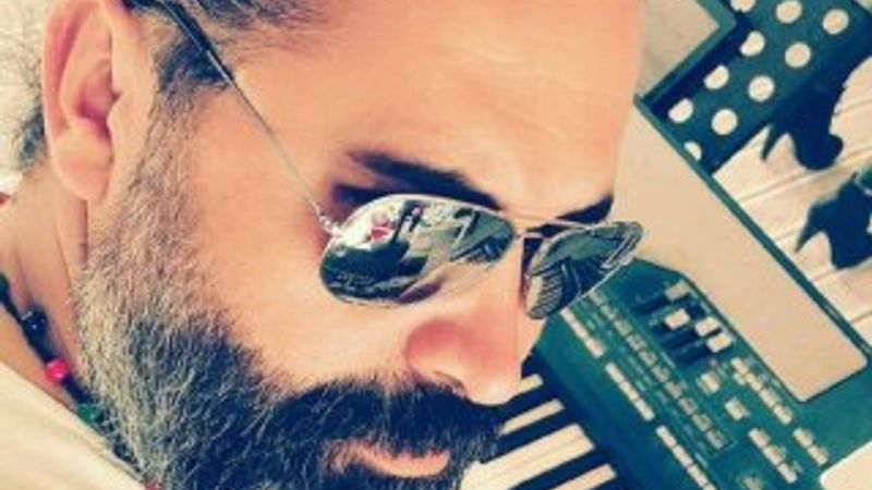 Çanakkale'de otomobili uçuruma yuvarlanan müzisyen öldü