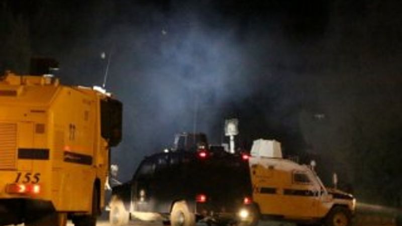 Diyarbakır’da polis ekiplerine el bombalı saldırı