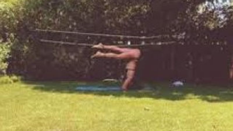 Özge Özpirinçci yogaya sardı