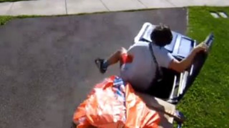 ABD'li genç polisten kaçmak için çöp kutusuna saklandı