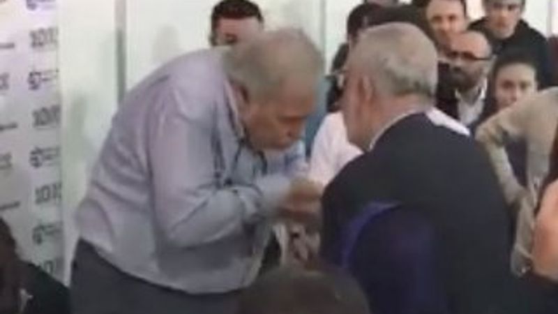 İlber Ortaylı, Ömer Tuğrul İnançer’in elini öptü