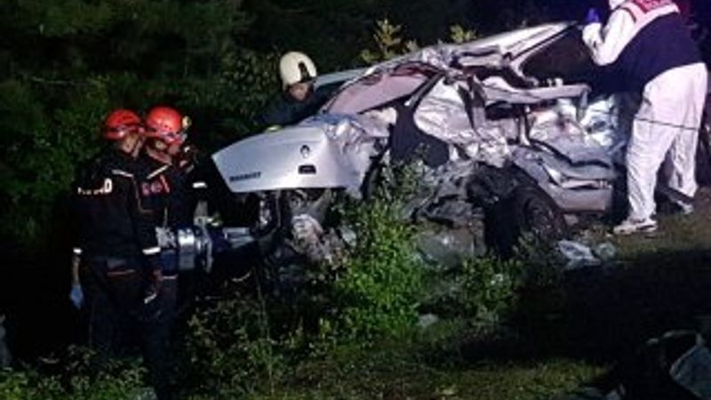 Otomobilde sıkışan cesetler 1 saatte çıkarıldı