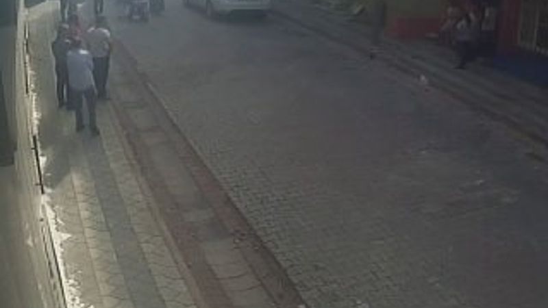 Sokak ortasında tartıştığı komşularını bıçakladı