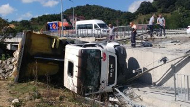 Freni patlayan kamyon Arnavutköy'de şarampole yuvarlandı