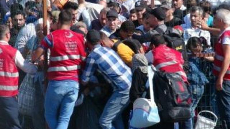 Suriyeliler sınır kapısında izdiham oluşturdu