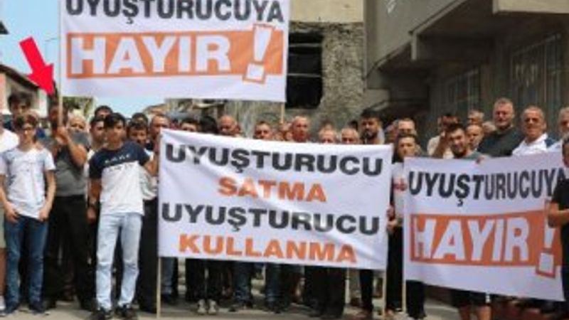 Uyuşturucuya hayır pankartı taşıdı, bonzai ile yakalandı