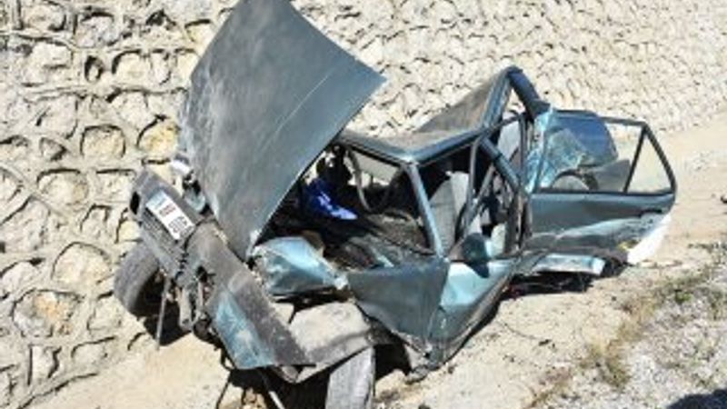 Otomobil üst geçitten düştü: 1 ölü, 4 yaralı