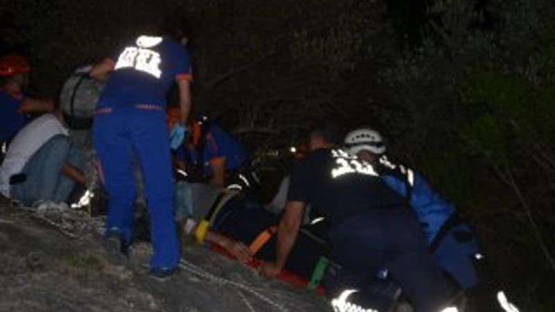 Selfie çektiği kayalıklardan düştü