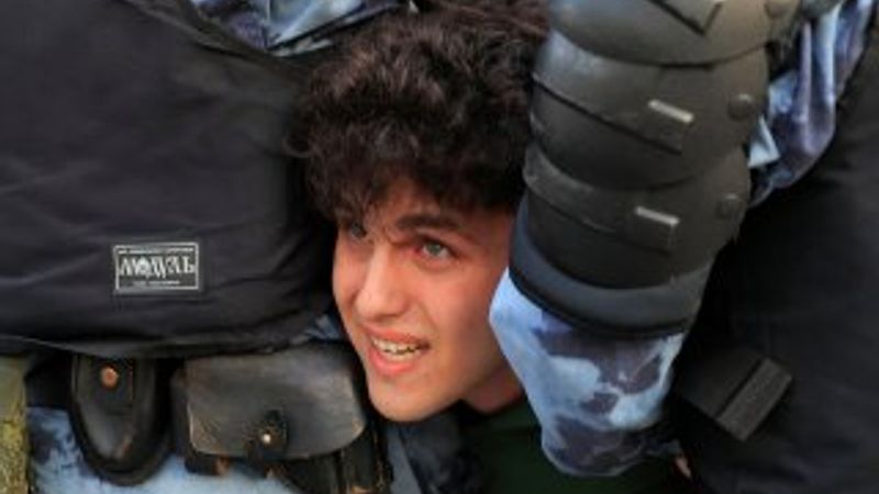 Rusya'da gözaltı sayısı bine ulaştı