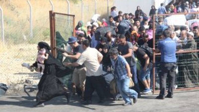 Suriyeliler sınırdan geçip, tatil için ülkelerine gidiyor