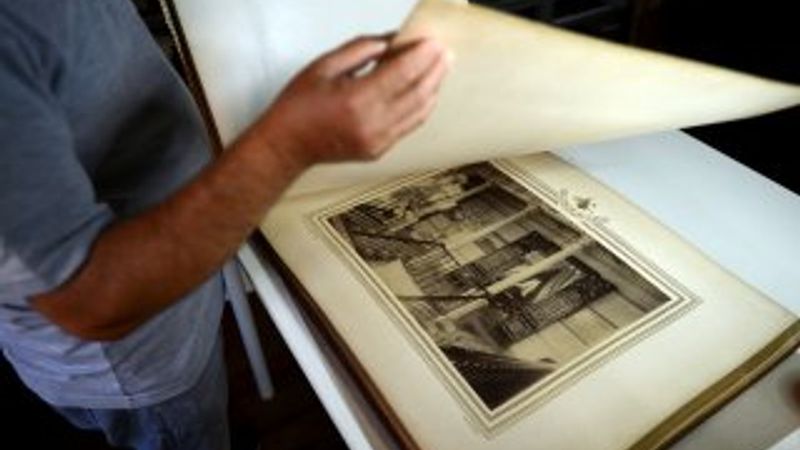 140 yıllık albüm Dolmabahçe Sarayı'nda restore ediliyor