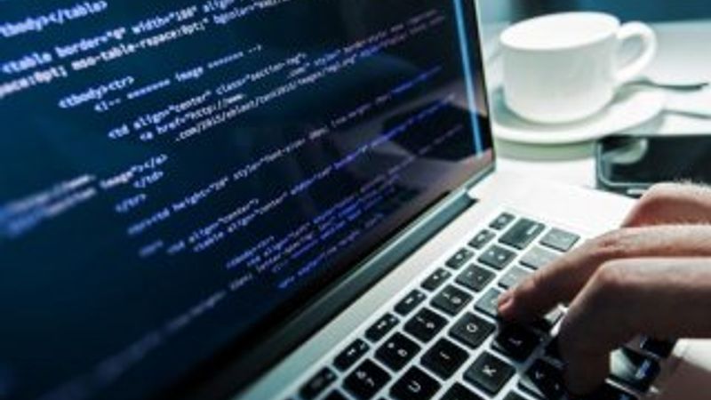 Yazılımcıların kodlarını otomatik tamamlayan yapay zeka