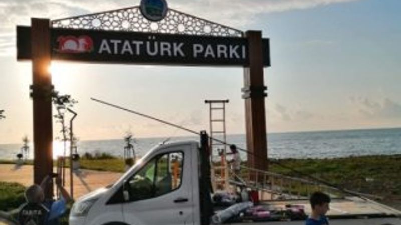 CHP'li Fındıklı Belediyesi tabela değişimiyle uğraşıyor