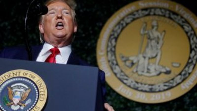 Trump'ın saçlarında gezinen böcek