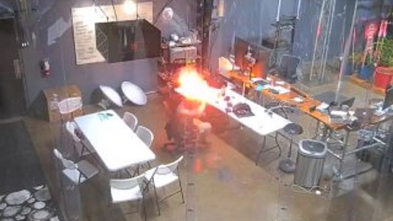 Sahte bataryalı iPhone 5s, bir tamircinin yüzünde patladı