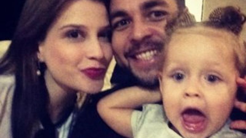 Kızı için anne kılığına girdi