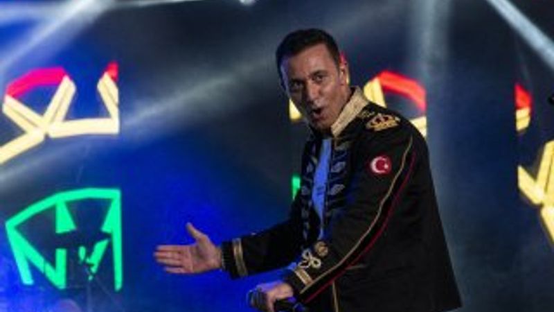 Tuba Ünsal eski aşkı Sandal'ı dinlemeye gitti