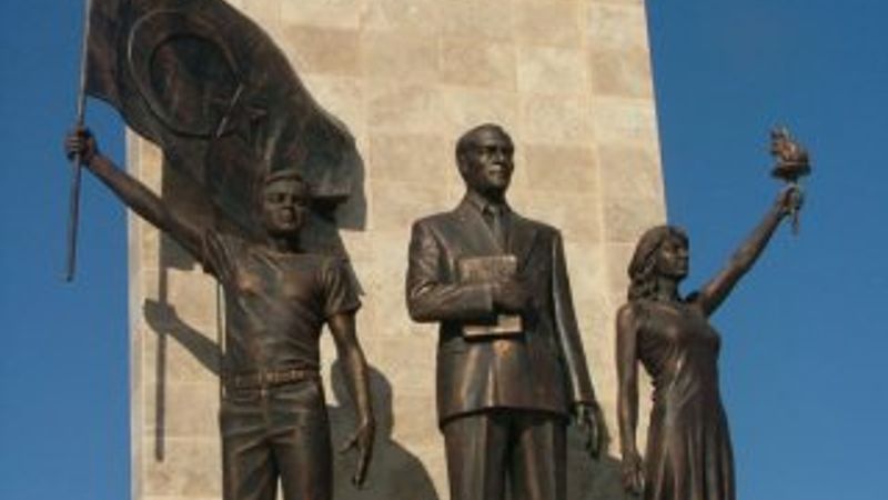 Belediye başkanı kendisinin ve eşinin heykelini yaptırdı