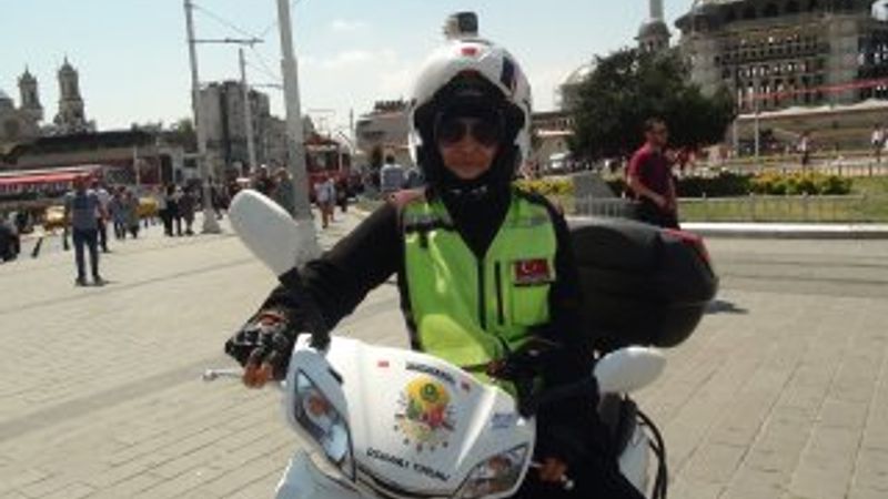 İstanbul'daki kadın kurye görenleri şaşırtıyor