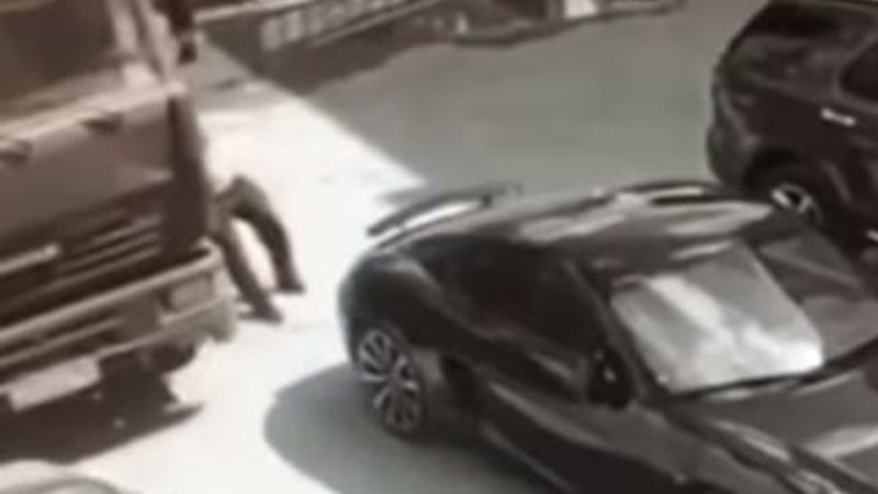 Freni tutmayan kamyonu kapısından yakalayıp durdurdu