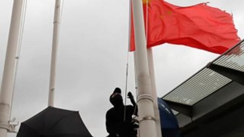 Hong Kong'da göstericiler Çin bayrağını indirdi
