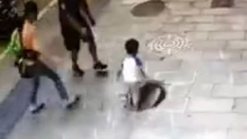 Çinli çocuk rögora düştü