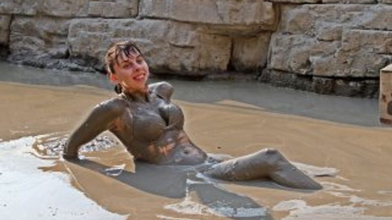 Rus turistler çamur banyosunu beğendi