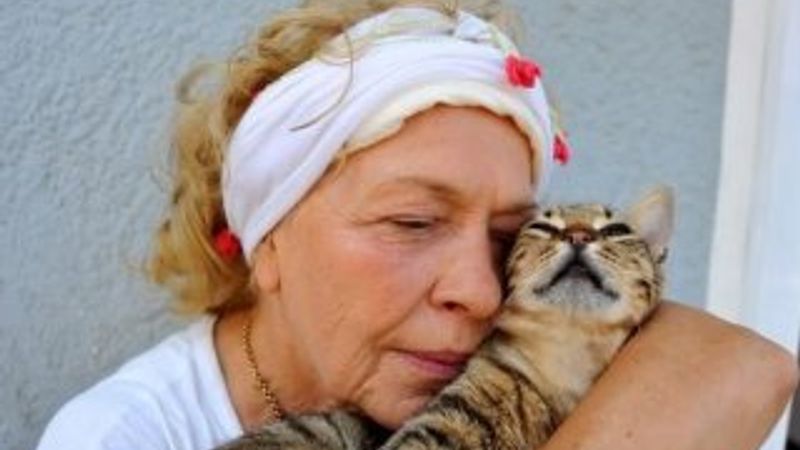 Bursa'da 70 yaşındaki teyzenin kedi düşkünlüğü