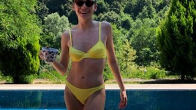 Hazar Ergüçlü'den bikinili paylaşım