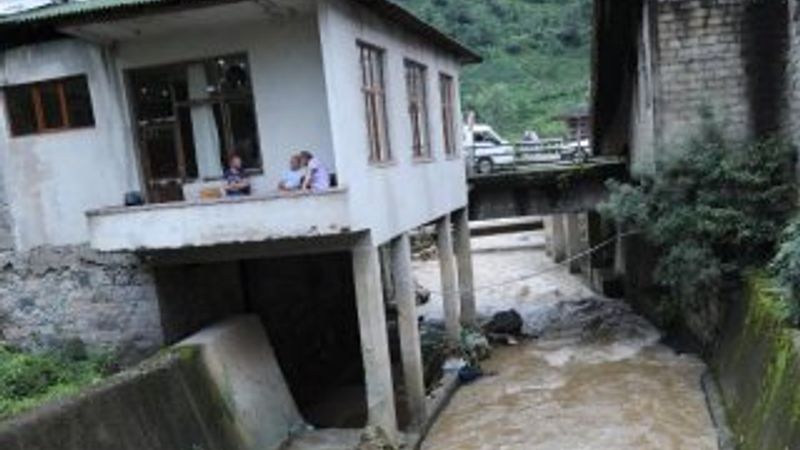 Karadeniz'de dere yatağında bulunan binalar yıkılıyor