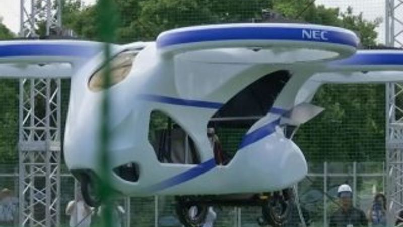 Uçan otomobil Japonya'da test edildi