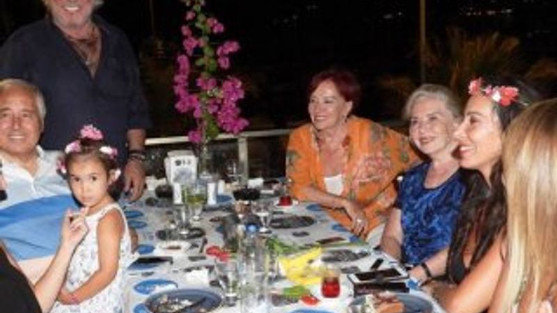 Erdal Özyağcılar'a doğum günü sürprizi