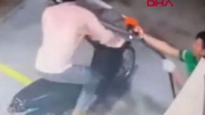 Bıçakla yakıt isteyen adama, pompacının cevabı