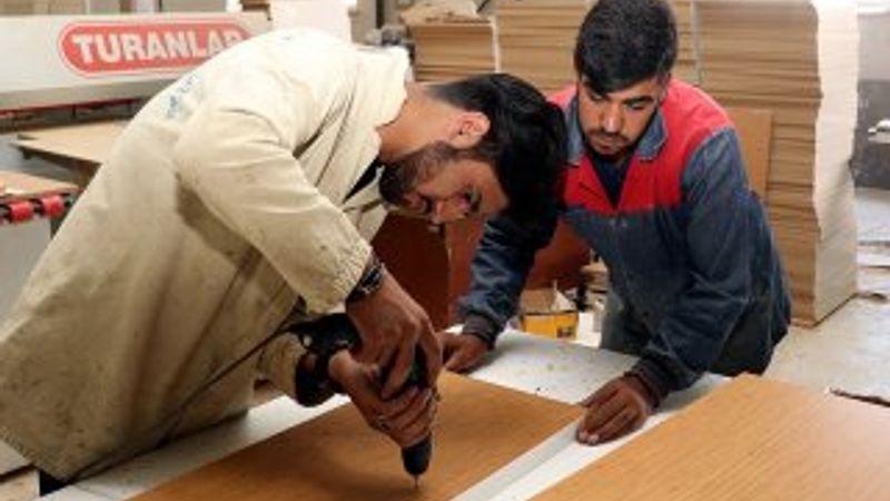 Ağrılı öğrenciler yazları mobilya imalatında çalışıyor