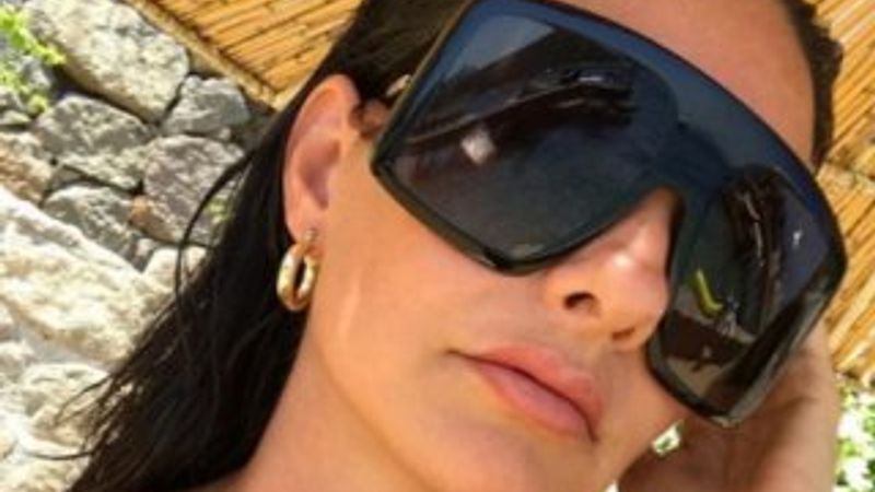 Yasemin Özilhan'ın gözlüğü yüzünü kapladı