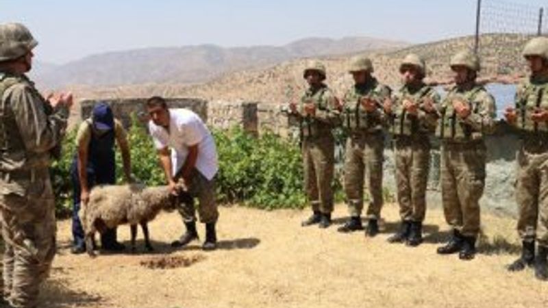 Mehmetçiğin Küpeli Dağı'nda bayram mesaisi