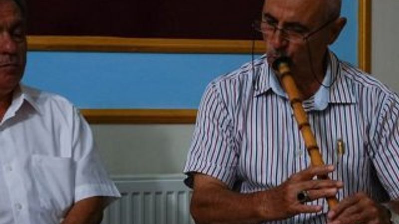 Güzel ezan okunması için neyle eğitim veriyor