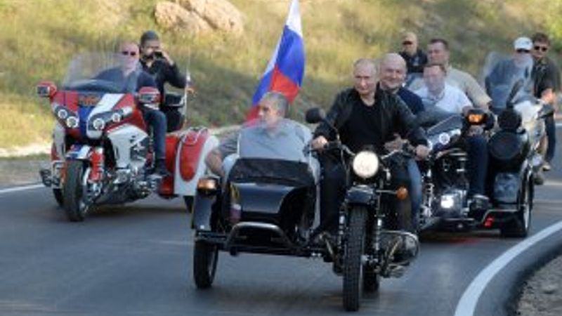 Putin motosiklete bindi